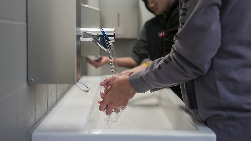 Wegen steigender Corona-Infektionszahlen insbesondere im Umfeld von Schulen bittet Nidwalden wieder zum vermehrten Händewaschen. (Archivbild)