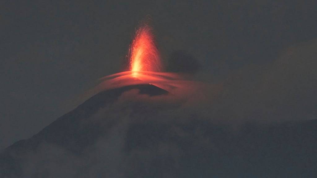 dpatopbilder - Lava fließt aus dem Krater des «Volcan de Fuego» (Feuervulkan) in San Juan Alotenango, Guatemala. Foto: Moises Castillo/AP/dpa