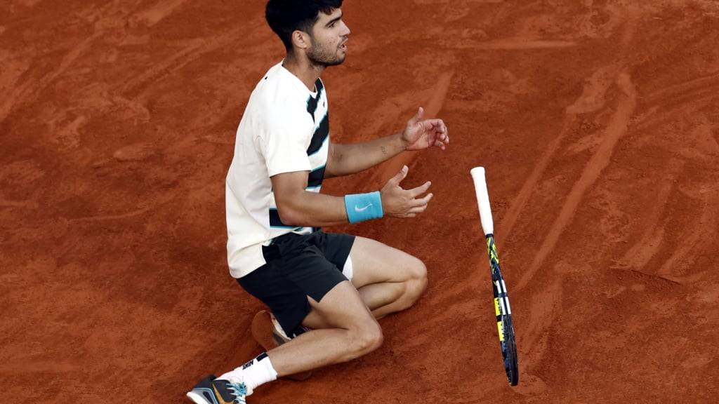 Carlos Alcaraz sackt nach dem verwerteten Matchball im French-Open-Final gegen Jannik Sinner in sich zusammen
