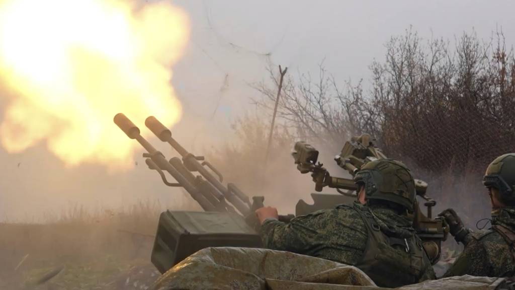 HANDOUT - In diesem Bild aus einem Video des Pressedienstes des russischen Verteidigungsministeriums vom Freitag, 7. November 2025, schießen Soldaten der russischen Armee auf eine ukrainische Drohne an einem nicht genannten Ort in der Ukraine. Foto: Uncredited/Russian Defense Ministry Press S/AP/dpa - ACHTUNG: Nur zur redaktionellen Verwendung und nur mit vollständiger Nennung des vorstehenden Credits