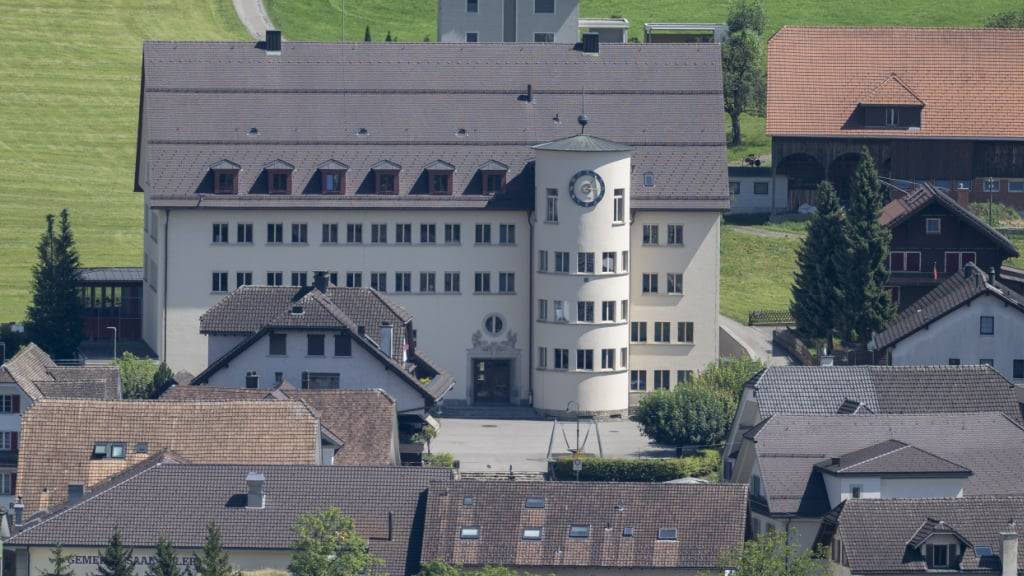 Im Schulhaus Dorf in Schüpfheim beginnt wie in den meisten anderen Schulhäusern des Kantons Luzern am Montag das neue Schuljahr. (Archivaufnahme)
