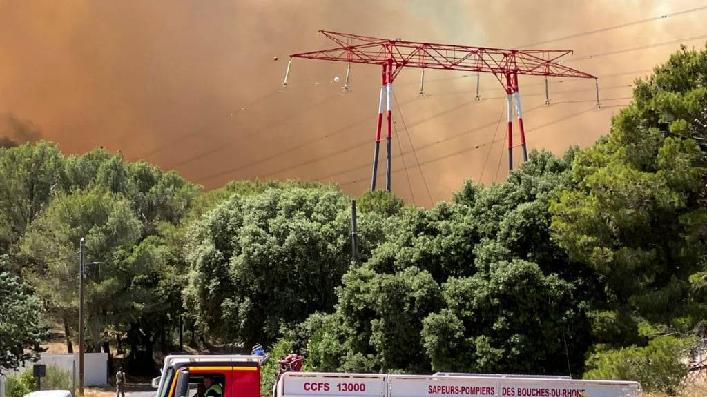 HANDOUT - Auf diesem von der Feuerwehr SDIS13 via AP zur Verfügung gestellten Foto steigt Rauch während eines Flächenbrandes in der Nähe von Marseille in Südfrankreich auf. Foto: Uncredited/SDIS33/AP/dpa - ACHTUNG: Nur zur redaktionellen Verwendung und nur mit vollständiger Nennung des vorstehenden Credits