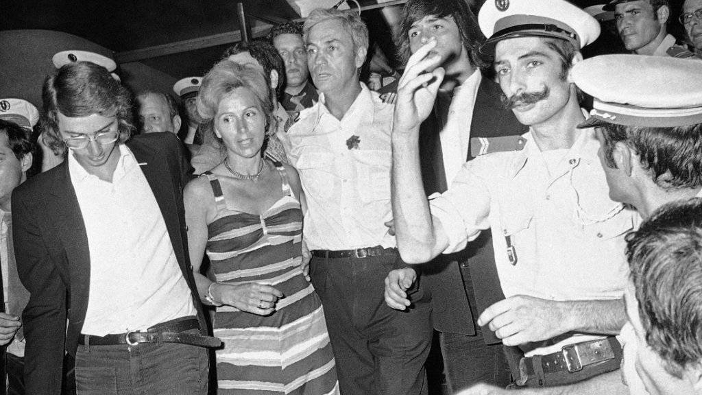 Michel Bacos, der «Held» des Terror-Dramas in Entebbe, (3.v.l.) nach der Flugzeugentführung im Jahr 1976.