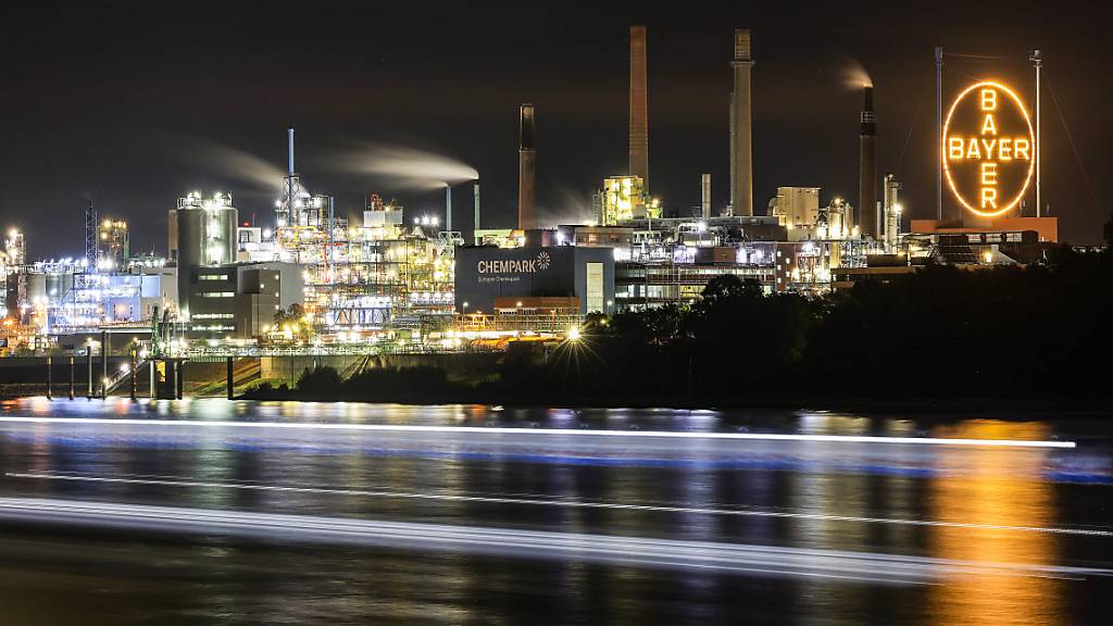 Der Agrarchemiekonzern Bayer erwartet auch 2024 ein schwieriges Jahr. Im Bild zu sehen das Bayer-Werk in Leverkusen. (Symbolbild)
