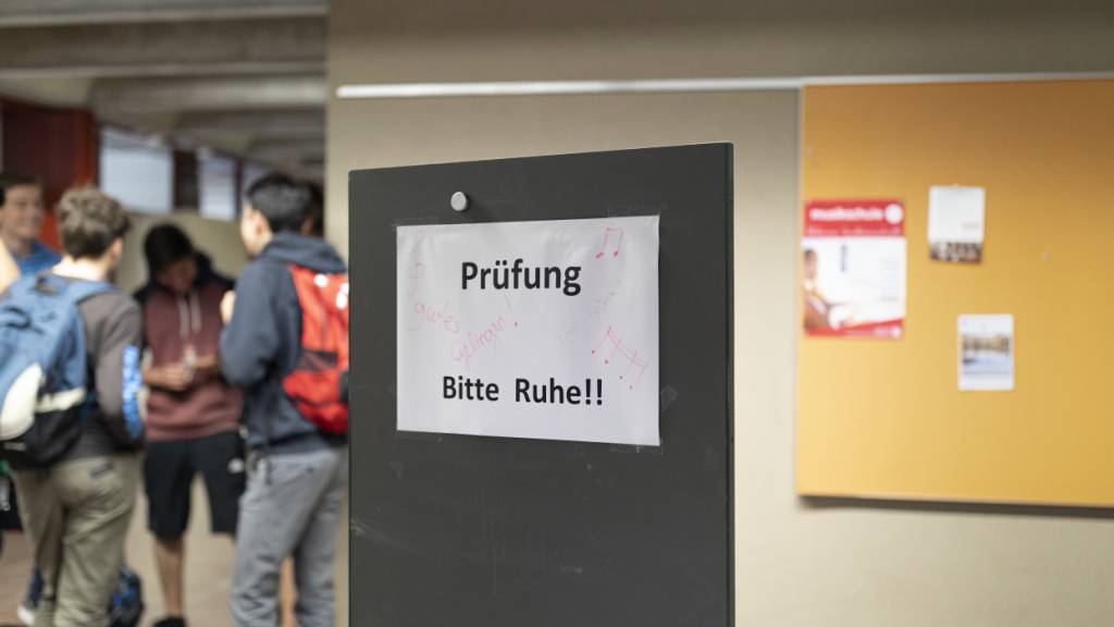 «Bitte Ruhe!»: Vergangenen Montag absolvierten rund 9000 Schülerinnen und Schüler im Kanton Zürich die Gymi-Prüfung. (Symbolbild)