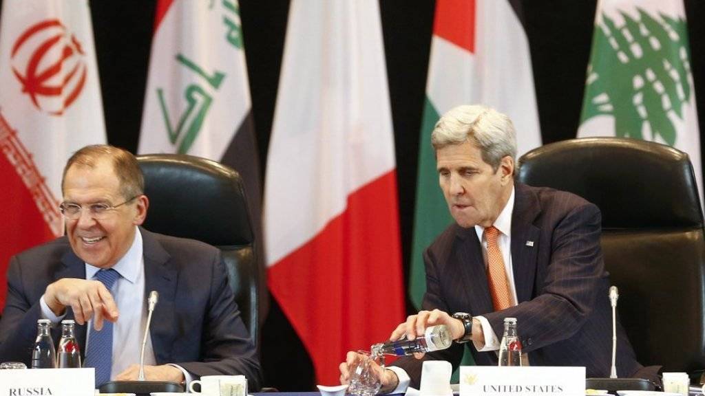 Der russische Aussenminister Lawrow (Links) und sein US-Amtskollege Kerry beraten in München über die Lage in Syrien.