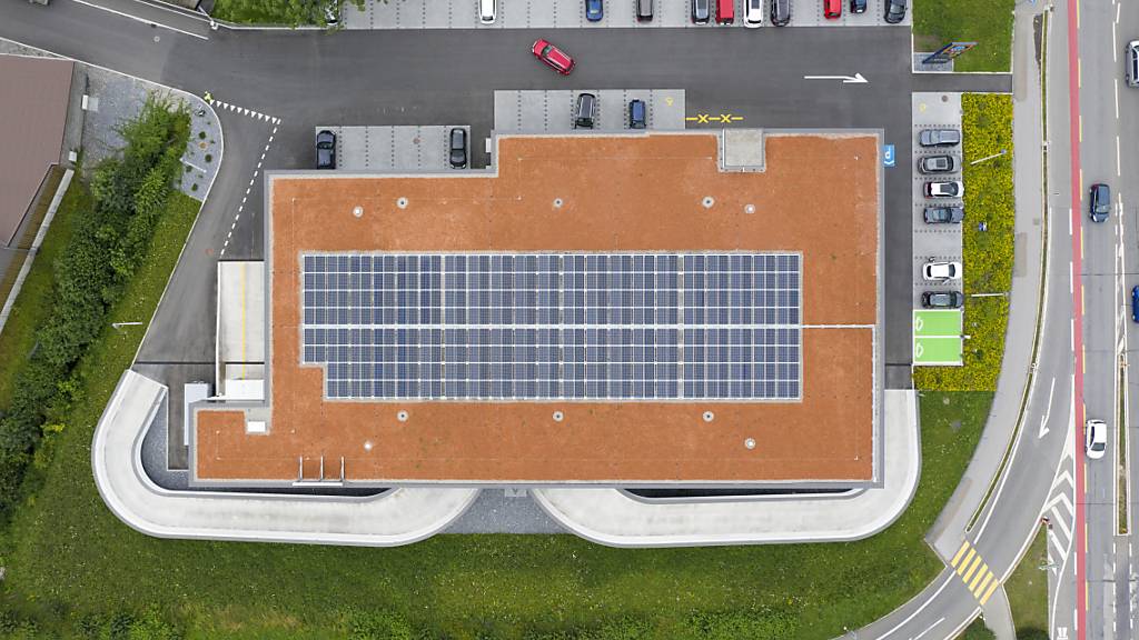 Solarpanels in Ingenbohl: Im Kanton Schwyz kommt eine Vorlage zur Förderung erneuerbarer Energie vors Volk. (Archivaufnahme)