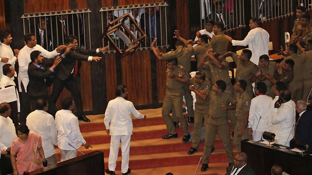 Chaotische Szenen im Parlamentsgebäude in Colombo, Sri Lanka: Abgeordnete werfen Stühle und Chilipulver.