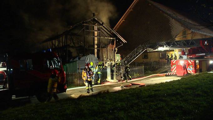 Scheune in Brand – 100 Feuerwehrleute bekämpfen Flammen