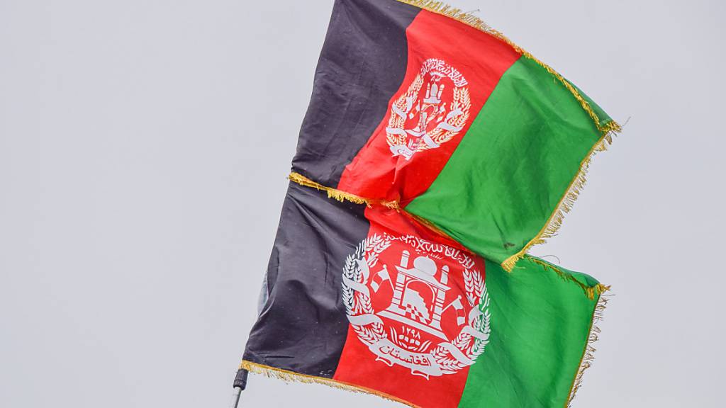 Demonstranten gegen die Taliban zeigen die afghanische Flagge. Foto: Vuk Valcic/SOPA Images via ZUMA Press Wire/dpa