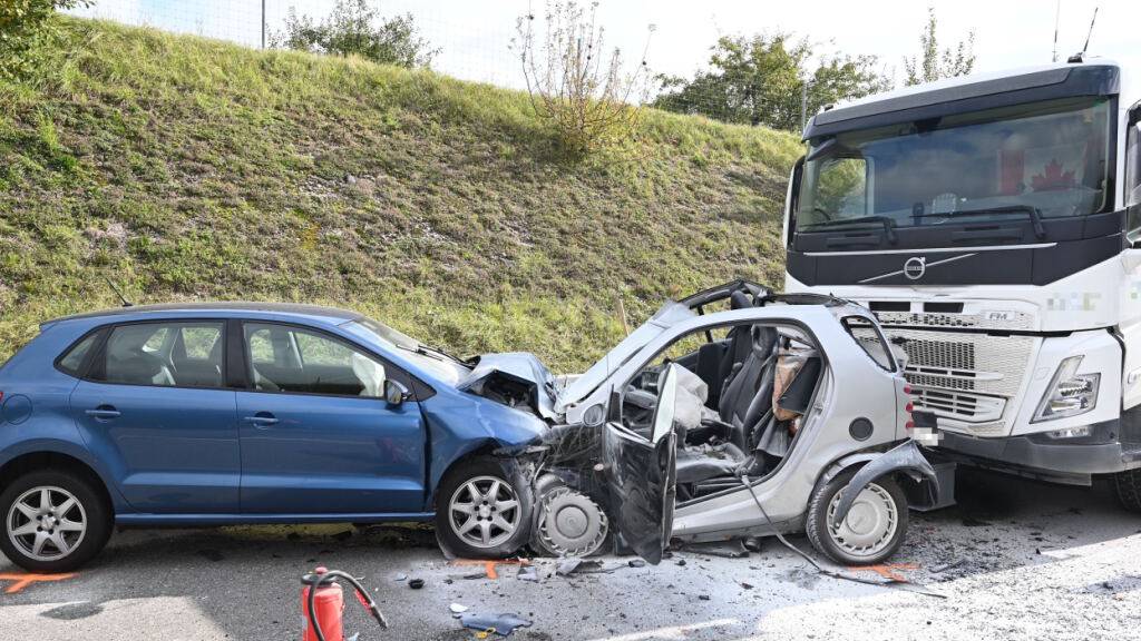 Eine 79-jährige Frau im grauen Auto verletzte sich beim Unfall in Bazenheid SG lebensbedrohlich und musste reanimiert werden.