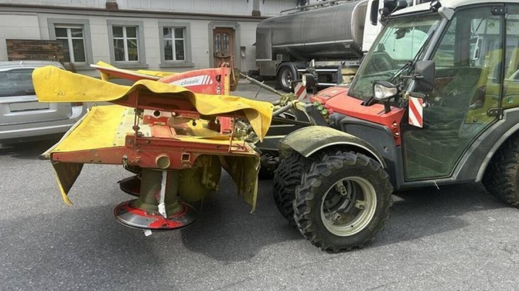 Dieses landwirtschaftliche Fahrzeug ist mit einem E-Bike kollidiert.