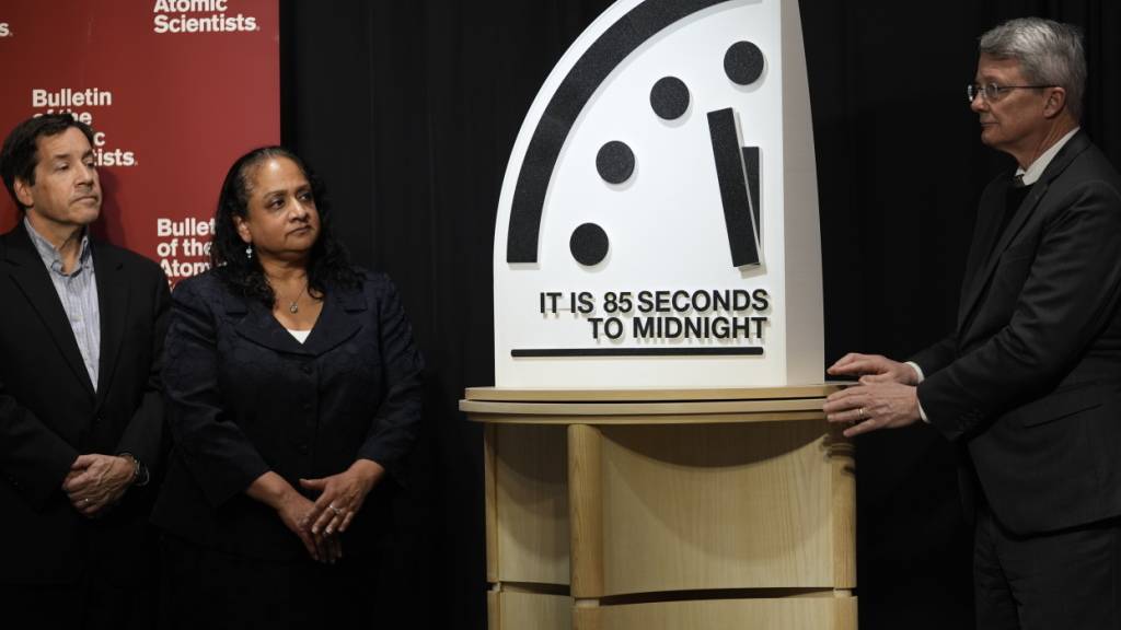 Die Mitglieder des Bulletin of the Atomic Scientists enthüllen die Weltuntergangsuhr, die auf 85 Sekunden vor Mitternacht eingestellt ist. Mit der Weltuntergangsuhr bewerten Wissenschaftler seit Jahren, wie nah die Menschheit ihrer Ansicht nach dem Abgrund ist. Foto: Pablo Martinez Monsivais/AP/dpa