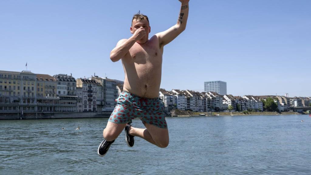 Zeit für eine Abkühlung im Rhein: In Basel wurde am Samstag die 30-Grad-Marke überschritten. (Archivbild)