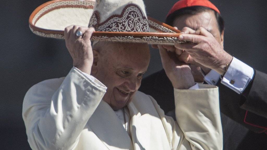 Papst Franziskus liebt immer auch das Bad in der Menge und ein Scherzchen mit der Bevölkerung - wenn's sein muss eben auch einen Sombrero, wie er ihm in Mexiko-Stadt geschenkt wurde.