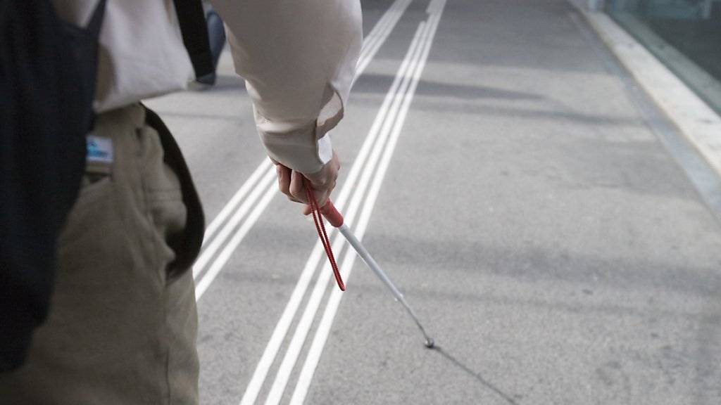 Das Bundesamt für Verkehr (BAV) will beim Anbringen der Markierungen für Blinde im Zürcher Durchgangsbahnhof Löwenstrasse die Blindenverbände einbeziehen. (Symbolbild)