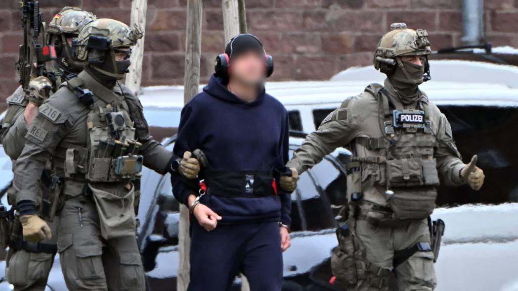 ARCHIV - Eine Person wird zu einem Hubschrauber geführt. Foto: Uli Deck/dpa/Archivbild - ACHTUNG: Person(en) wurde(n) aus rechtlichen Gründen gepixelt