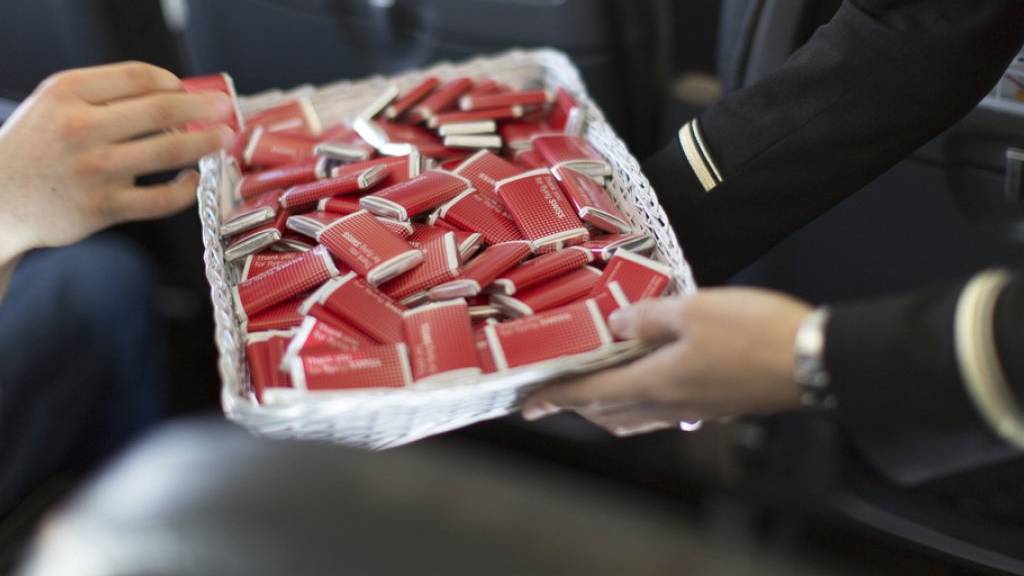 17 Millionen kleine Schoggitafeln verteilt die Swiss jährlich an die Passagiere. (Archiv)
