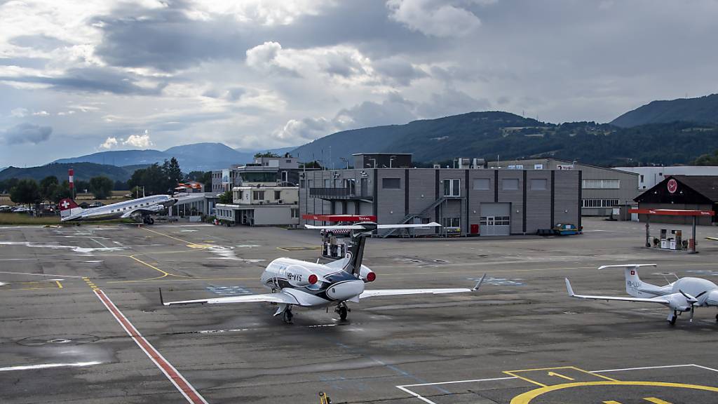 Der für den Pilot tödliche Absturz eines Transportflugzeugs für Fallschirmspringer beim Flugplatz Grenchen ist durch einen Reservefallschirm verursacht worden. (Archivbild)