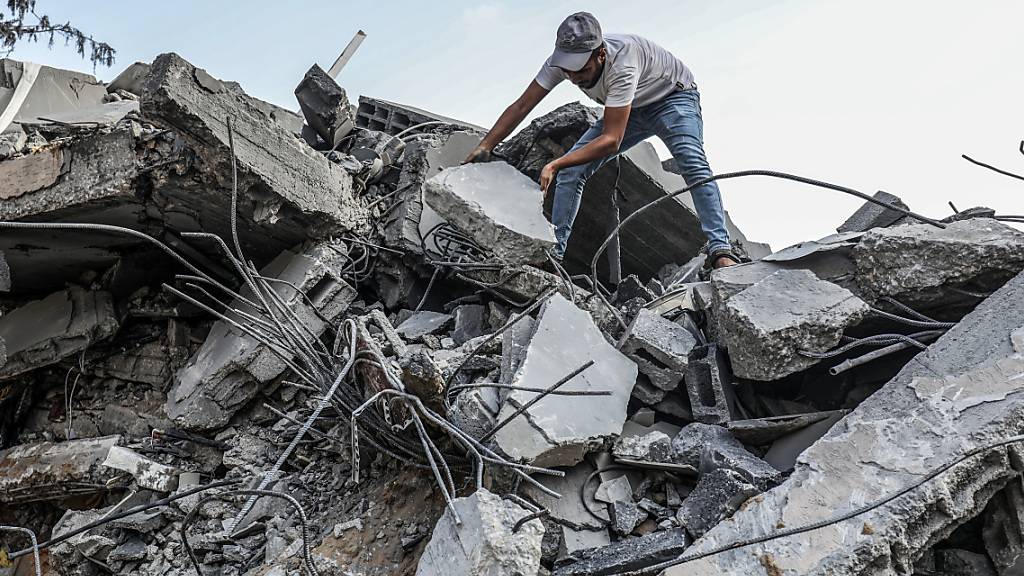 Ein junger Mann inspiziert ein zerstörtes Gebäude in Rafah im Gazastreifen nach israelischen Luftangriffen. Foto: Abed Rahim Khatib/dpa