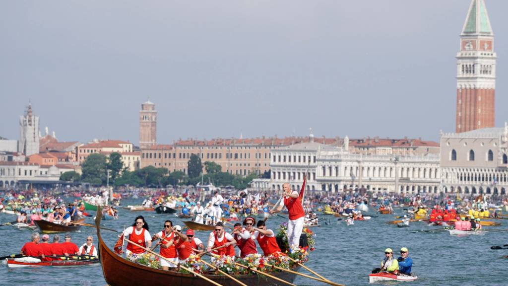 Ein Ruderwettbewerb in Venedig im Mai 2024. Die Stadt will in Zukunft bis zu zehn Euro von Tagestouristen erheben.