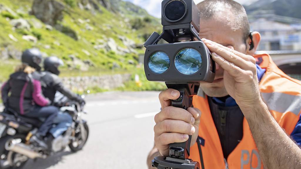 Die Raserfahrt eines Vaters auf seinem Motorrad hat nun auch Folgen für den Sohn. (Themenbild)