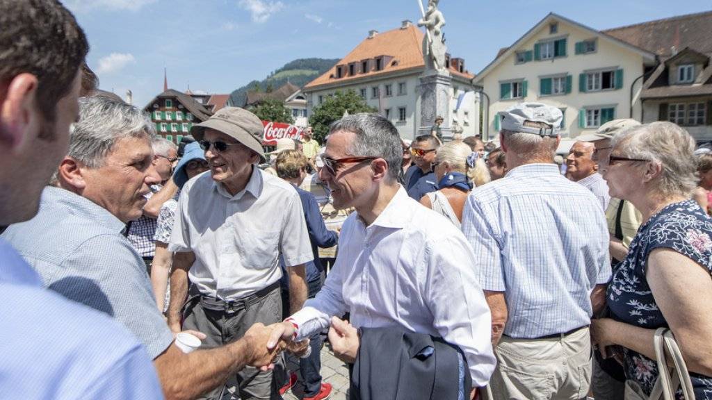 Bundesrat Ignazio Cassis (Mitte vorne) beim Händeschütteln am Apéro mit der Bevölkerung des Kantons Nidwalden.