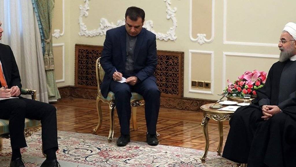 Bei einem Besuch des dänischen Aussenministers Jensen (l) in Teheran betonte der iranische Präsident Ruhani die Bedeutung von Verhandlungen und regionaler Einigkeit.