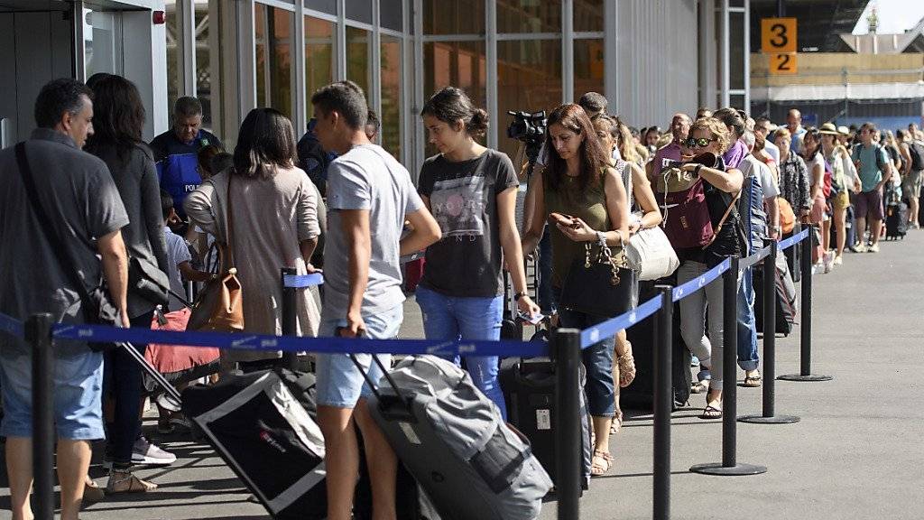 Wegen verschärfter Sicherheitsvorkehrungen nach dem falschen Bombenalarm war es am Mittwoch am Flughafen Genf zu langen Wartezeiten gekommen.