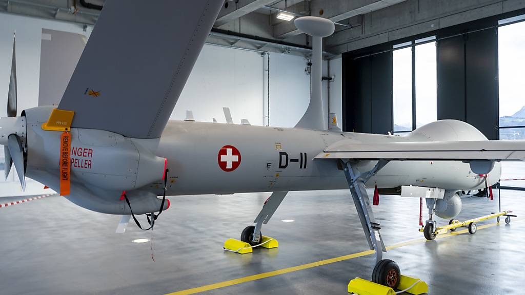 Die Drohne Hermes 900 HFE ist bei einem Testsflug in Israel abgestürzt. Im Bild eine Drohne auf dem Militärflugplatz in Emmen. (Archivbild)