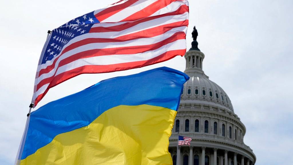 ARCHIV - Die US-amerikanische und die ukrainische Flagge wehen vor dem Kapitol in Washington im Wind. Foto: Mariam Zuhaib/AP/dpa