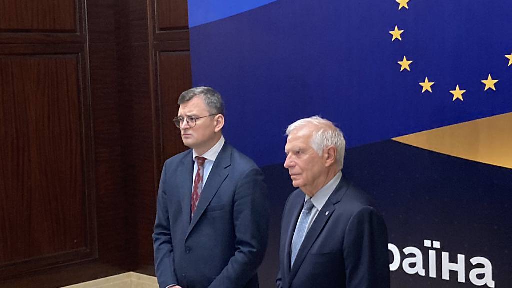 Der ukrainische Außenminister Dmytro Kuleba (l) und der EU-Außenbeauftragte Josep Borrell bei der Eröffnung des informellen EU-Außenministertreffens in Kiew. Foto: Friedemann Kohler/dpa