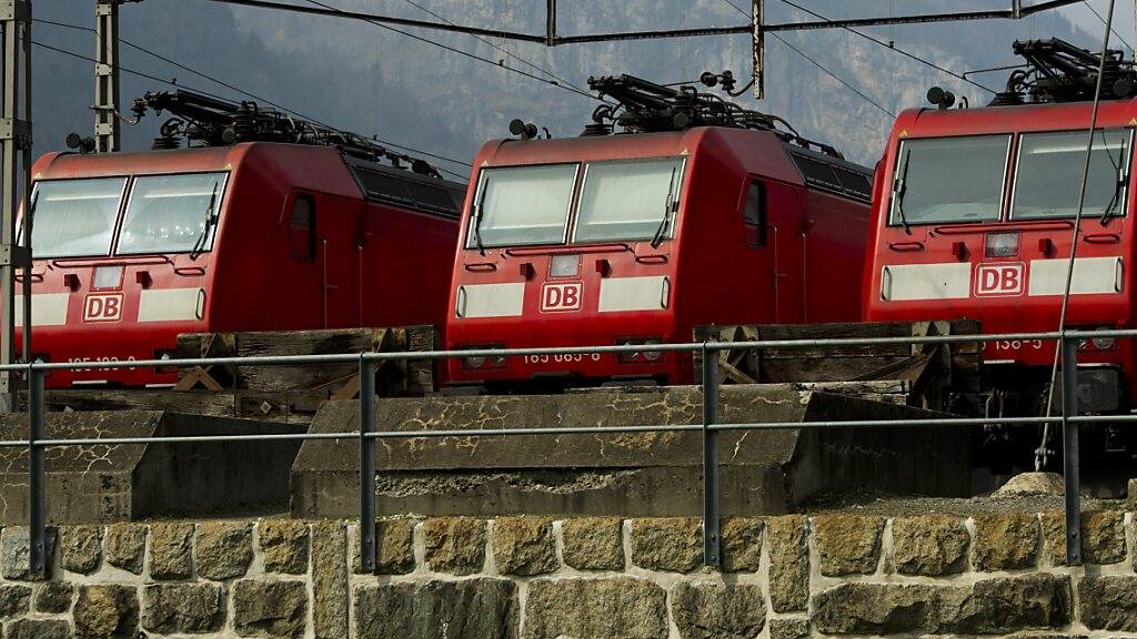 Werden standardisiert: Der Schweizer Zugbauer Stadler hat zwei Lokomotiven von DB Cargo für das europäische Zugbeeinflussungssystem nachgerüstet. (Archivbild)