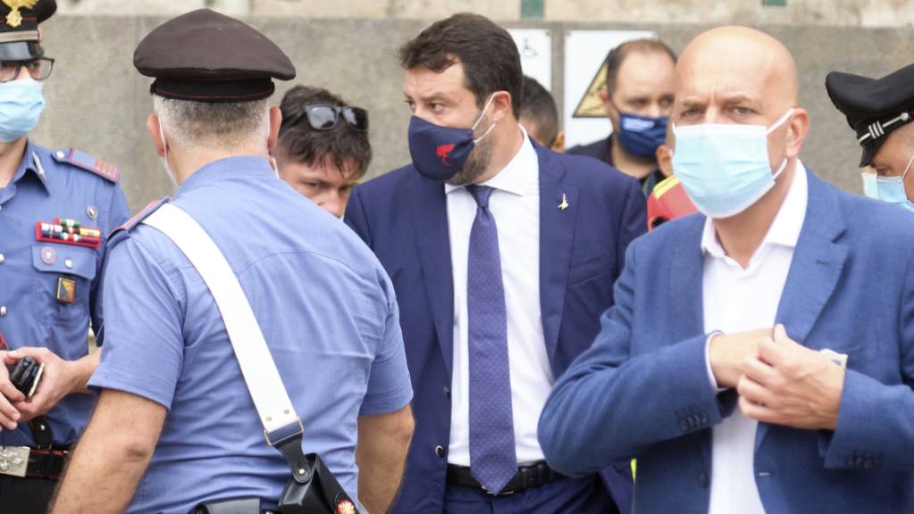 Matteo Salvini (M), ehemaliger Innenminister von Italien, trägt einen Mund-Nasen-Schutz und verlässt nach den Verhandlungen das Gericht. Foto: Mauro Scrobogna/LaPresse/dpa