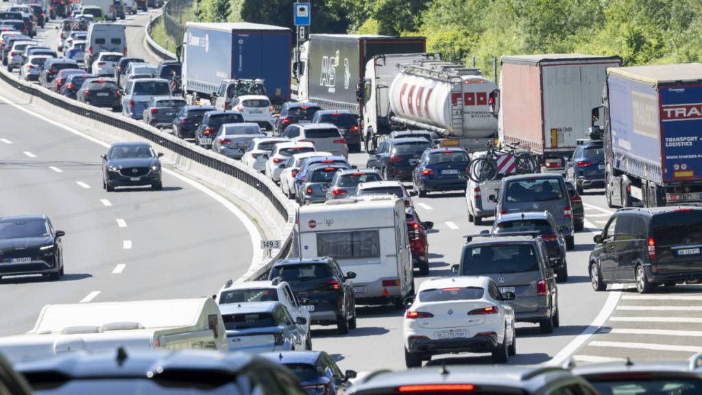 Auf den Strassen Richtung Süden stauten sich am Pfingstsamstag die Autos.