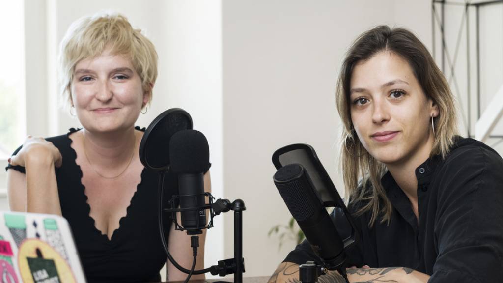 Die Slam-Poetin Lisa Christ (links) und die freie Journalistin Miriam Suter (rechts) produzieren ihren feministischen Podcast  «Faust und Kupfer» in vertrautem Umfeld. Einen hohen journalistischen Anspruch und Transparenz gegenüber ihren Zuhörerinnen haben sie sich auf die Fahne geschrieben.