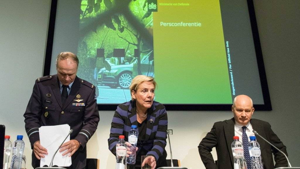 Die niederländische Verteidigungsministerin Ank Bijleveld (Mitte) informiert über russische Spionagetätigkeiten in ihrem Land.