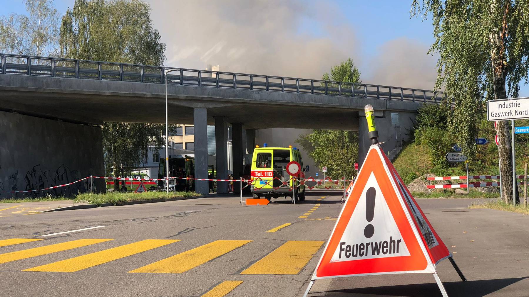Die Feuerwehr ist zusammen mit der Kantonspolizei Zürich sowie mit Baustatikern vor Ort.
