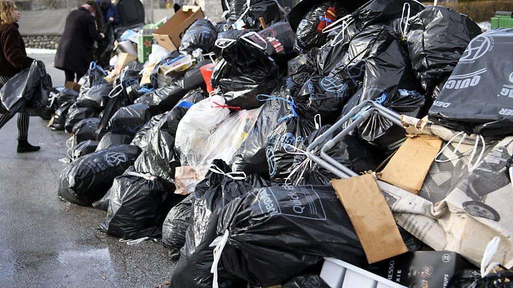 Die Müllabfuhr fand am 2. Januar 2018 - wie hier in Siders - Berge von gebührenfreien, schwarzen Abfallsäcken an den Sammelstellen vor.