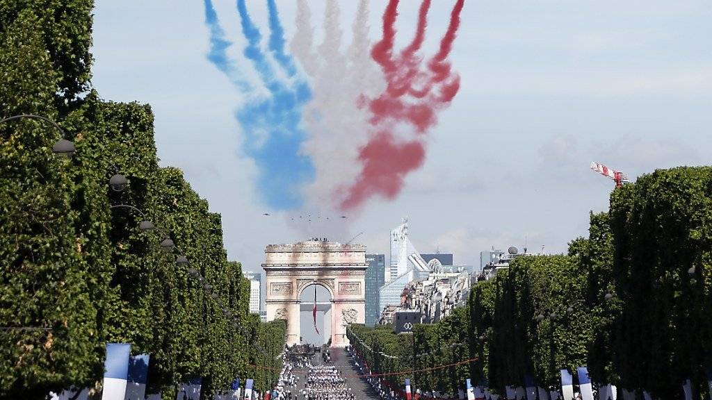 Nationalratspräsident Dominique de Buman wohnt der Parade zum französischen Nationalfeiertag am 14. Juli in Paris bei. (Archiv)