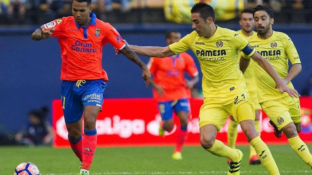 Las Palmas' Mittelfeldspieler Jonathan Viera (links) kämpft gegen Villarreals Bruno Soriano