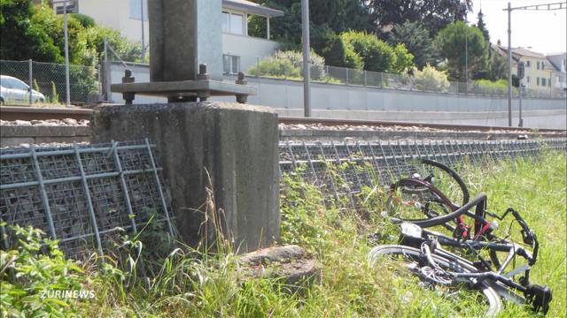 Autofahrer rettet Velofahrer in letzter Sekunde vor Zug