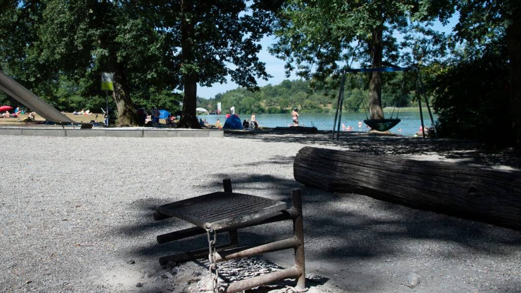 Zwei junge Männer wurden wegen sexueller Handlungen mit einer Minderjährigen am Katzensee verurteilt. Das Zürcher Obergericht milderte die Strafen teilweise ab. (Archivbild)