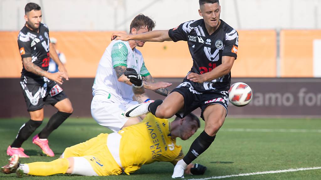 Hoffnungslos überfordert: Yverdons Abwehr mit Goalie Kevin Martin wehrt sich vergebens gegen Luganos Renato Steffen und Zan Celar