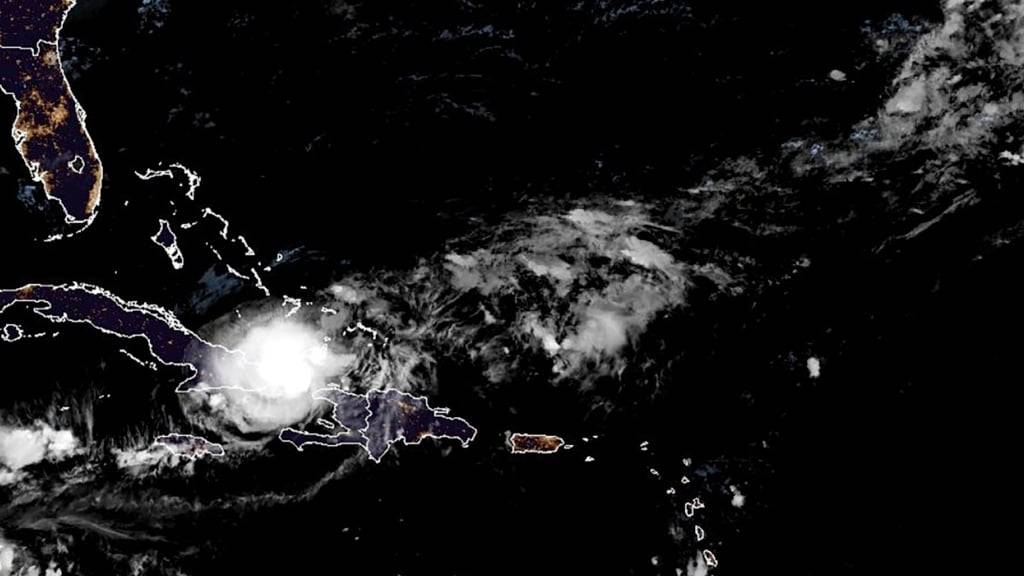 HANDOUT - Dieses Satellitenbild der National Oceanic and Atmospheric Administration, aufgenommen um 6:40pm ET am Sonntag, 20. Oktober 2024, zeigt Hurrikan Oscar. Das Zentrum des Hurrikans «Oscar» ist in Kuba auf Land getroffen, wo ein Großteil der Menschen seit mehr als 50 Stunden keinen Strom hat. Der Wirbelsturm erreichte den Karibikstaat nach Angaben des US-Hurrikanzentrums NHC am frühen Abend (Ortszeit) als Hurrikan der schwächsten Kategorie 1 von 5 an der östlichen Nordküste. Foto: -/NOAA via AP/dpa - ACHTUNG: Nur zur redaktionellen Verwendung und nur mit vollständiger Nennung des vorstehenden Credits