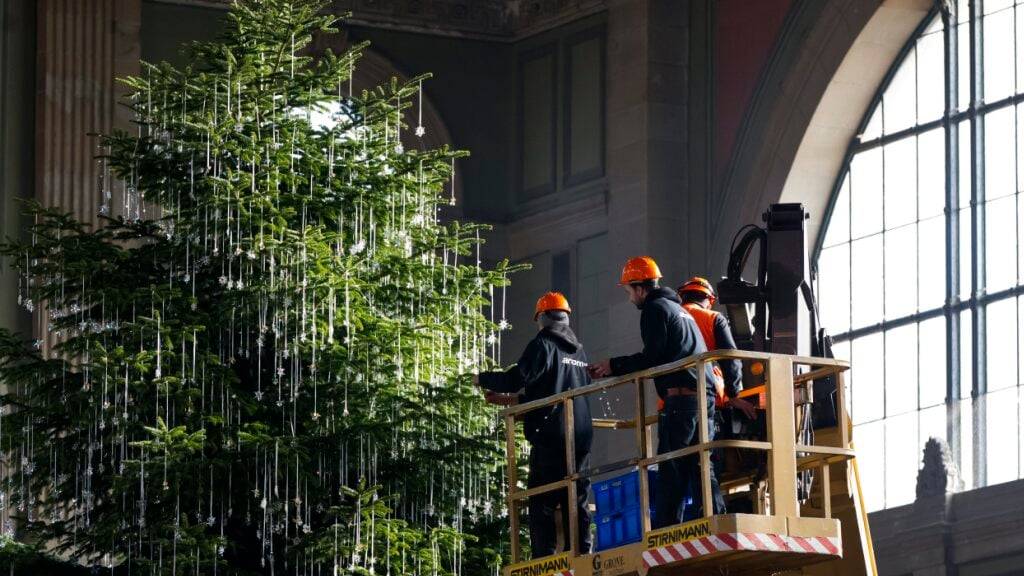 Nach dem Zürcher Kunsthaus krebst auch der Weihnachtsmarkt im Hauptbahnhof zurück. Der «Polarzauber» nimmt nun doch Bargeld an. Am 20. November wird der Markt eröffnet. (Archivbild)