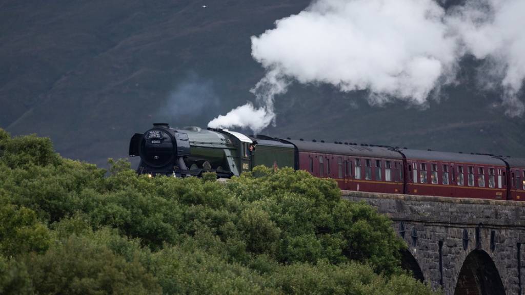Der historische Zug «The Flying Scotsman» fährt über ein Viadukt im Yorkshire Dales Nationalpark in Grossbritannien. Der Zug feiert in diesem Jahr sein 100-jähriges Bestehen. (Archivbild)