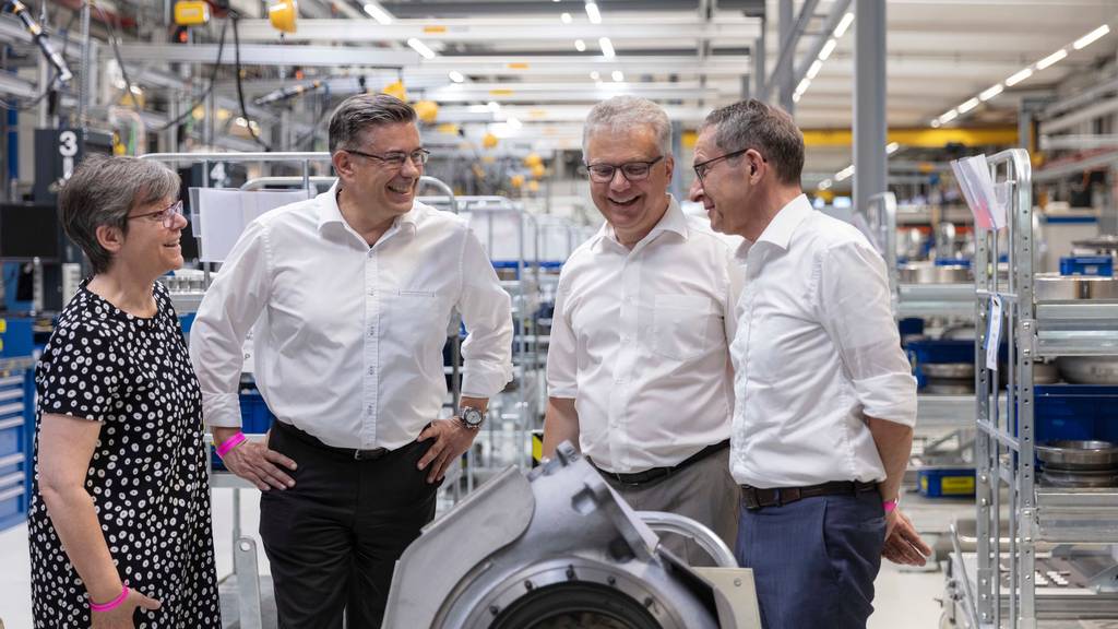 Der Aargauer Volkswirtschaftsdirektor Urs Hofmann (rechts) 2019 beim Besuch der Turbolader-Fabrik mit Vertretern des Badener Stadtrates.