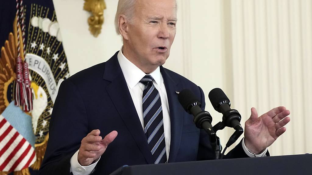 Joe Biden, Präsident der USA, spricht im Ostzimmer des Weißen Hauses. Foto: Jacquelyn Martin/AP/dpa