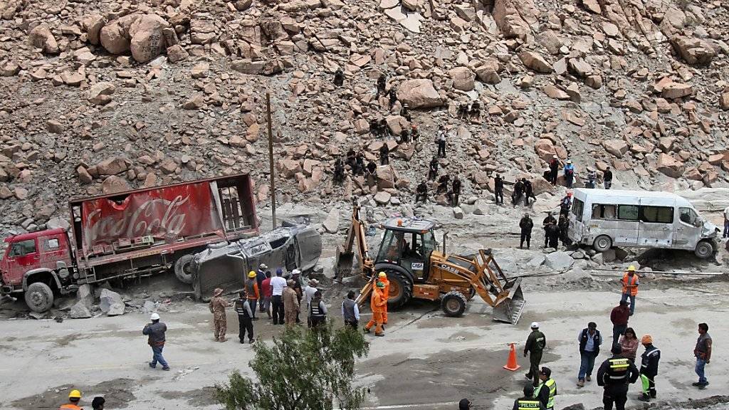 Ein Erdrutsch verschüttete die Strassen, welche die peruanische Region Arequipa mit der Hauptstadt Lima verbindet. Mehrere Fahrzeuge wurden getroffen.